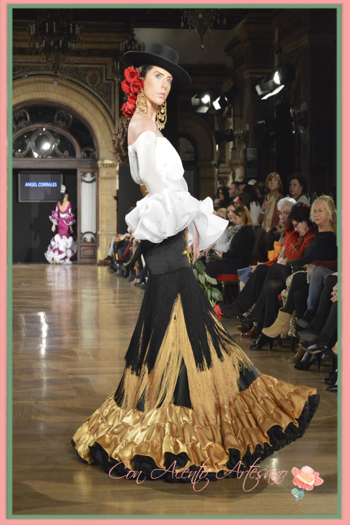 Vestido de flamenca en oro y negro de Angel Corrales en We Love Flamenco 2015
