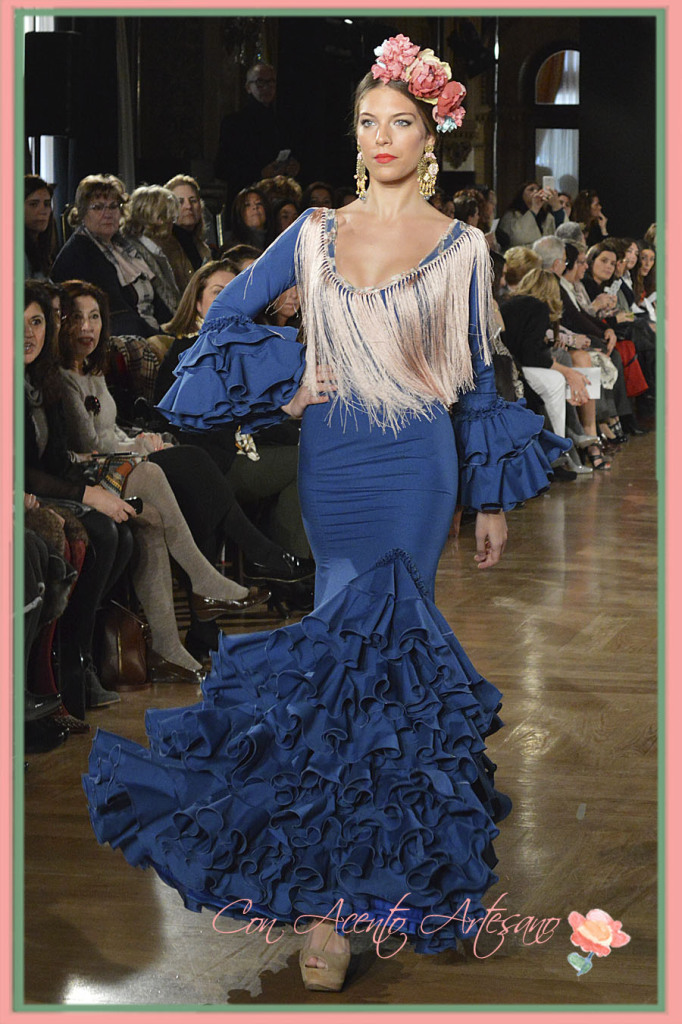 Traje flamenca azul klein de Viviana Iorio en We Love Flamenco 2015
