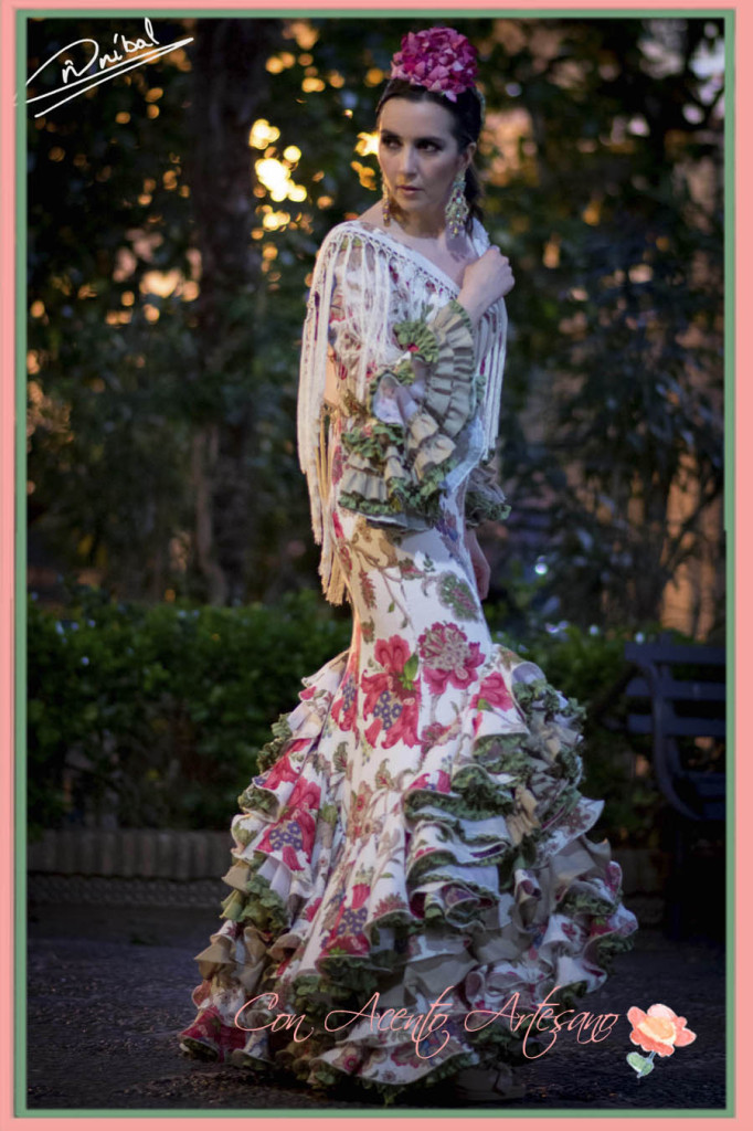 Traje de flamenca estampado de flores con volantes subidos de Viviana Iorio