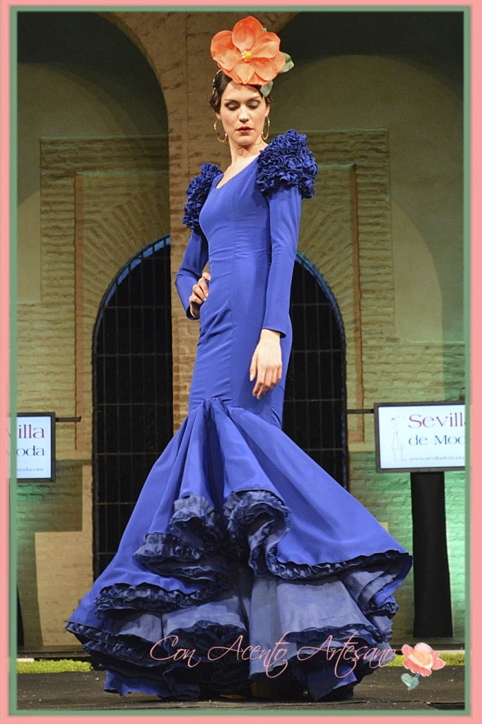 Traje de flamenca azul eléctrico de Maria Garcia Ferrete