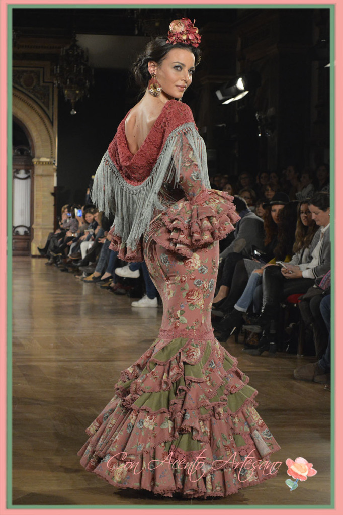 Vestido de flamenca estampado de flores vintage en tono maquillaje de Luisa Perez
