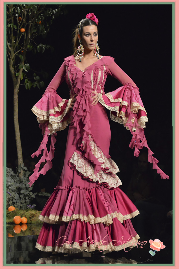 Traje de flamenca en rosa intenso con encajes de Aurora Gaviño en SIMOF 2015
