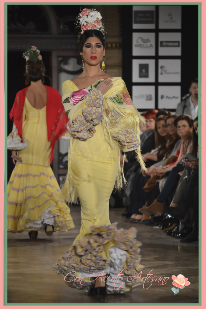 Traje de flamenca amarillo de Ángeles Copete con mantoncillo bordado de Mercedes Campos