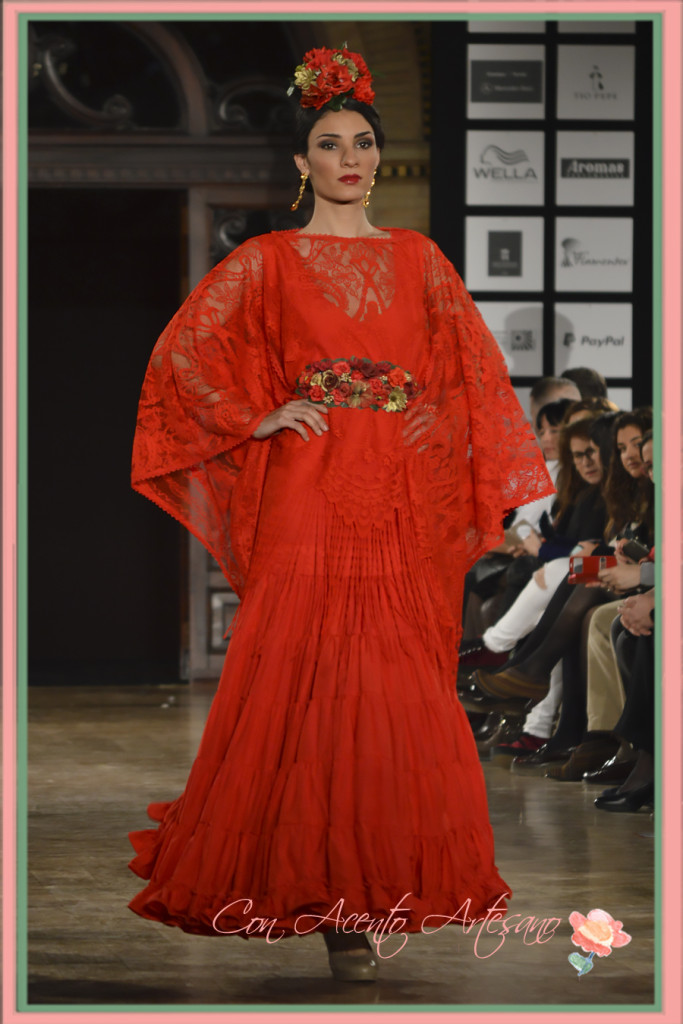 Poncho flamenco vestido en tonos rojos de Leticia Lorenzo