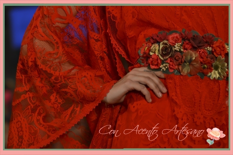 Traje de flamenca de encaje rojo de Leticia Lorenzo en We Lo0ve Flamenco 2016
