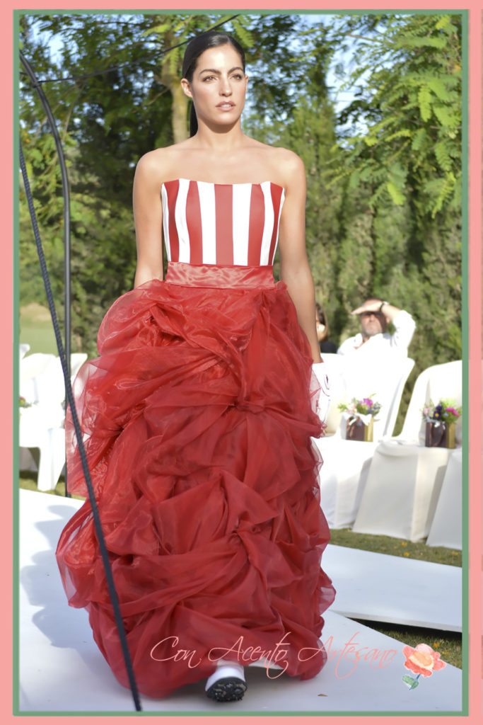 Vestido rojo de vuelo de tul de alumnos EDA en SUR Fashion Experience