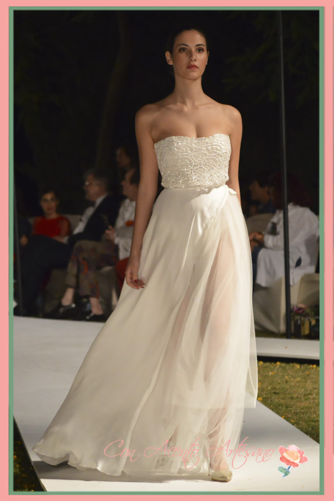 Vestido de novia escote corazón y transparencias de Victoria Salas en SUR Fashion Experience