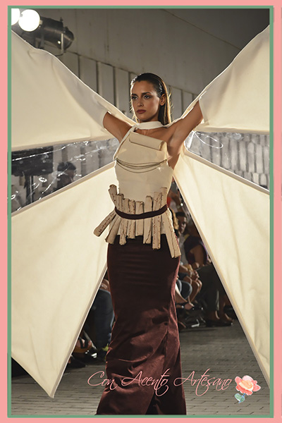 Vestido con molinos de viento de Laura Aguilera en 400 Cervantes: El hombre de moda