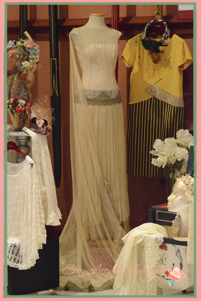 Vestido de novia en seda tableada y encaje de Taller de Diseño