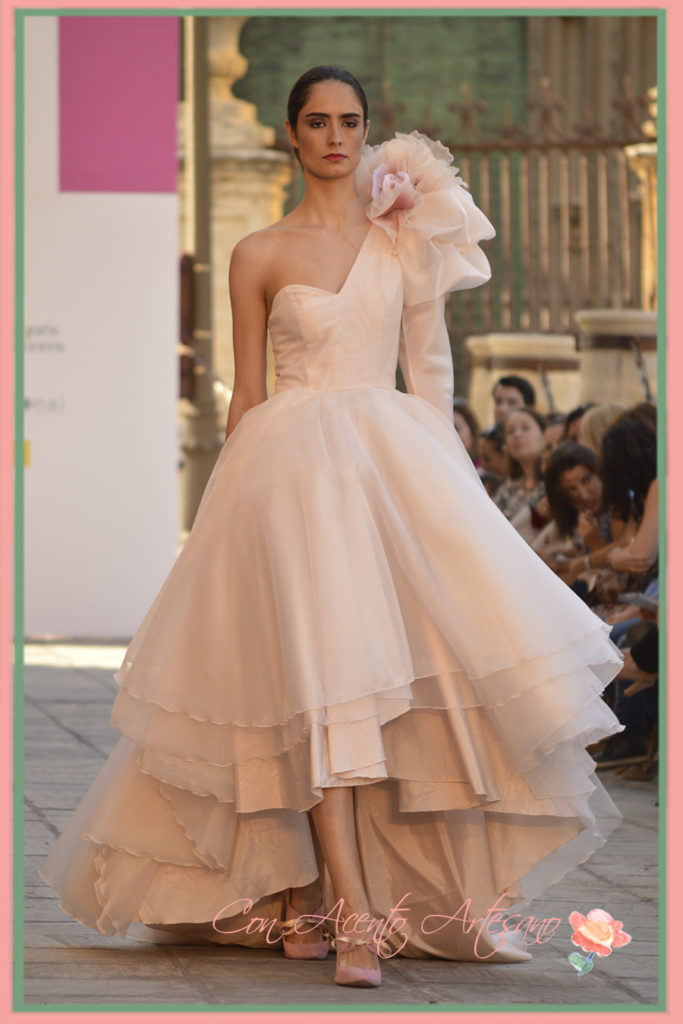 Vestido de novia corte princesa de doble largo de Alicia Cáceres en SIQ 2016