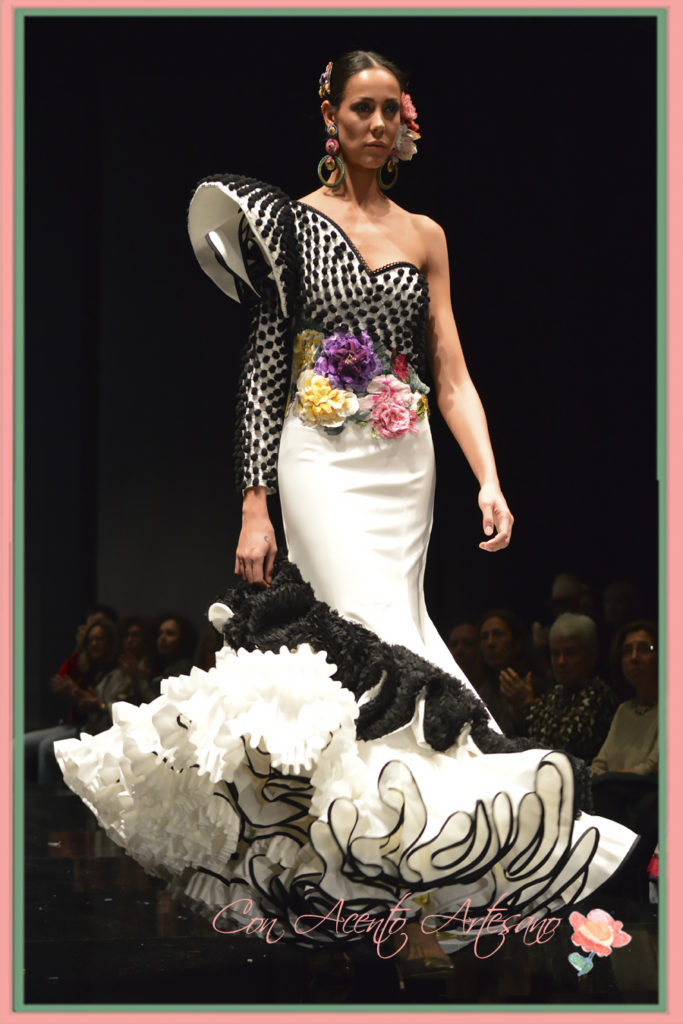 Traje de flamenca negro y blanco con flores de Ana Morón en SIMOF 2016