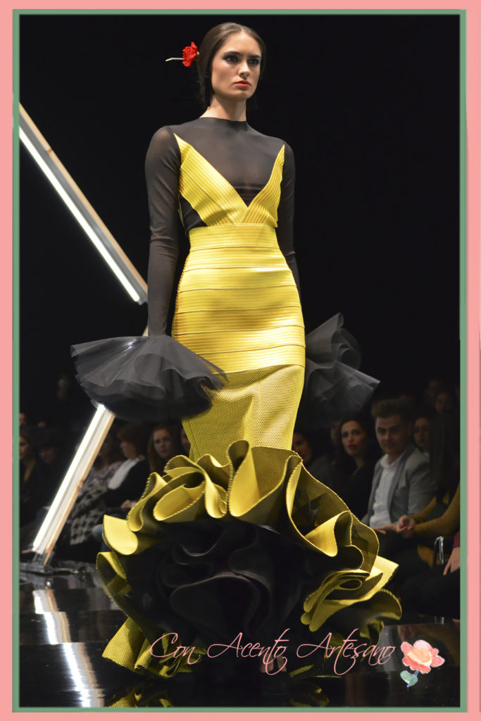 Traje de flamenca negro y amarillo de María de Gracia en SIMOF 2016
