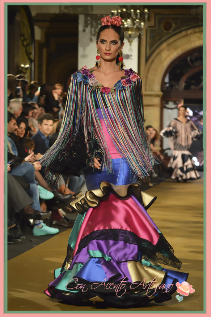 Flecos largos y flores bordadas para traje de flamenca multicolor de El Ajolí