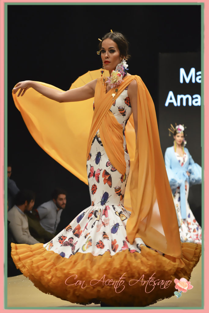 Traje de flamenca de María Amador con vuelo en hombros en Pasarela Flamenca Jerez Tio Pepe 2017
