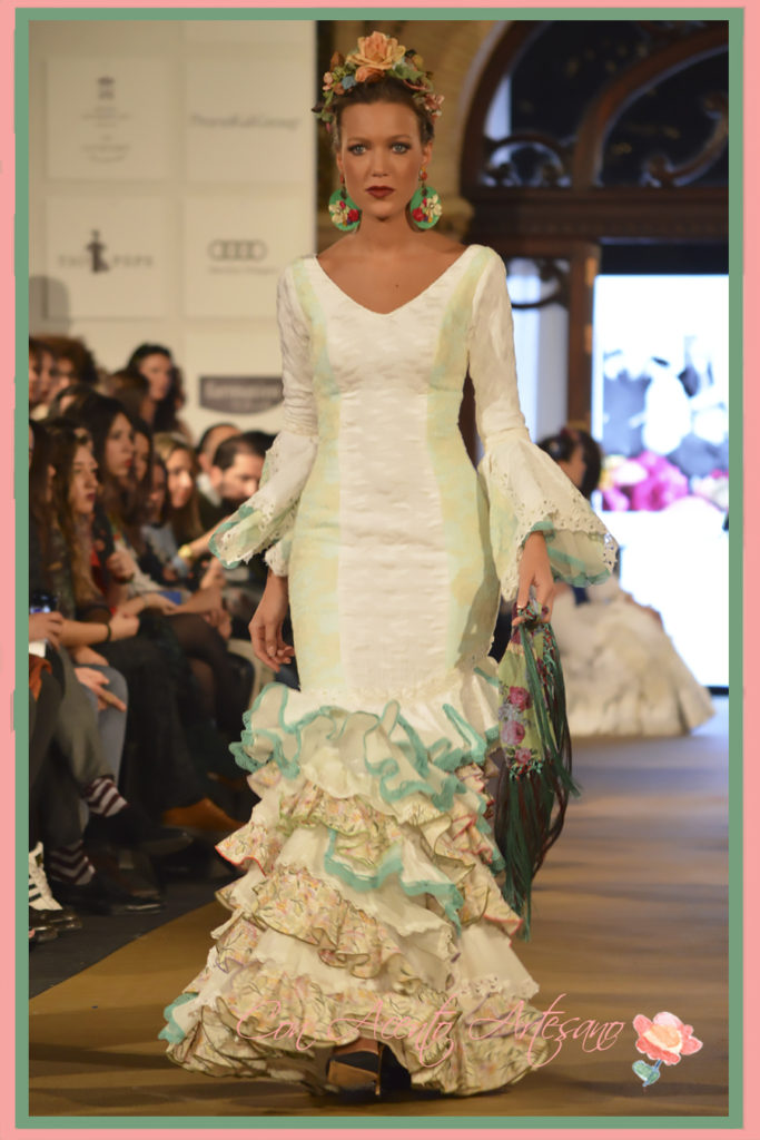 Esther Bel con traje de flamenca de brocados en blanco y verde claro de Taller de Diseño