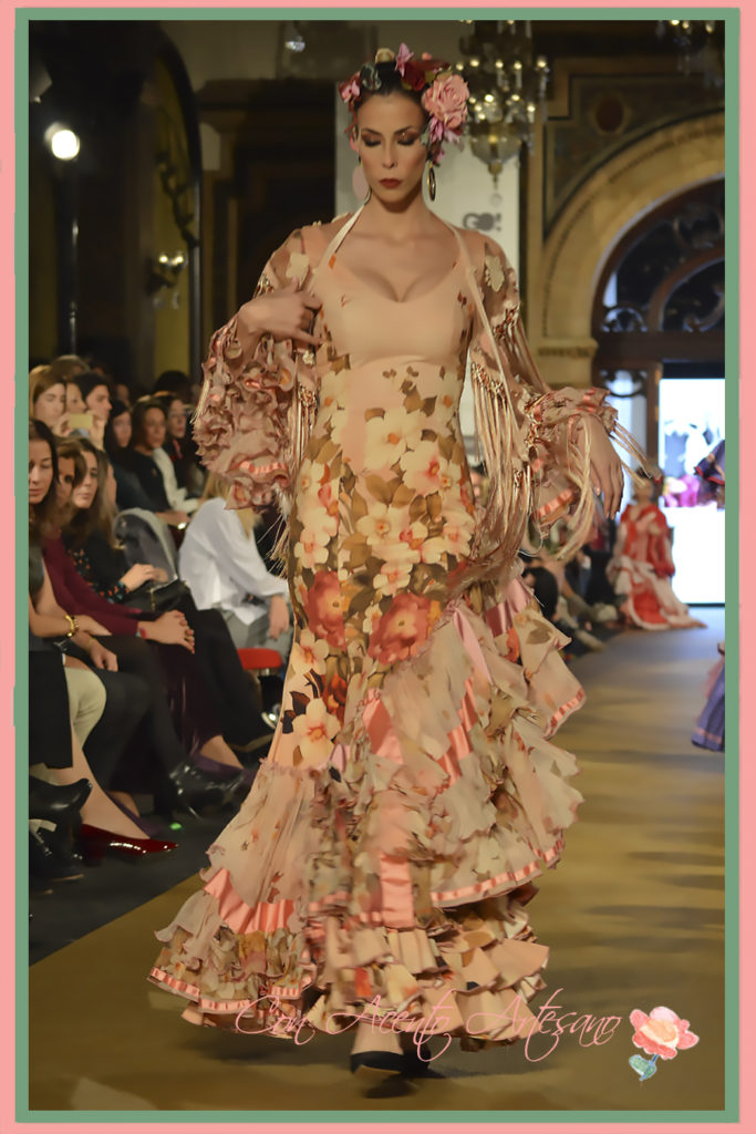 Traje de flamenca rosa con estampado de flores en seda de Taller de Diseño