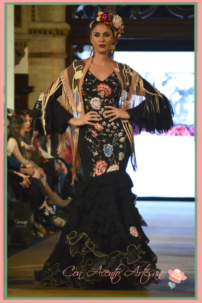 Traje de flamenca negro con flores bordadas de Taller de Diseño