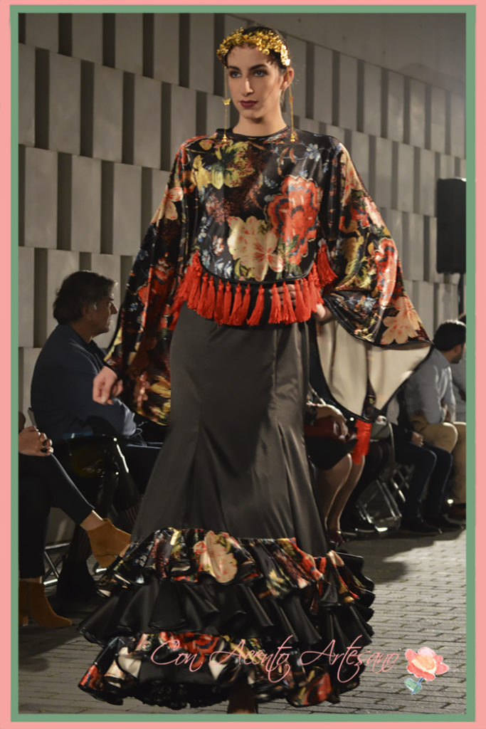 Traje de flamenca de dos piezas con kimono cerrado y falda evasé con volantes de Aurora Ruíz en Wappissima 2017