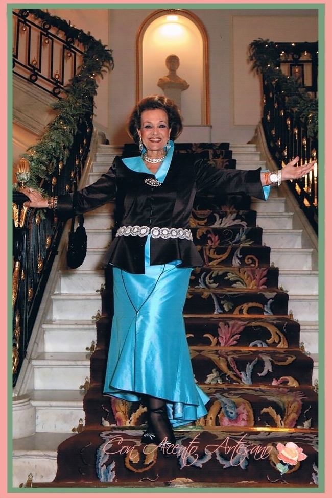 Carmen Sevilla vestida de Manu Sánchez