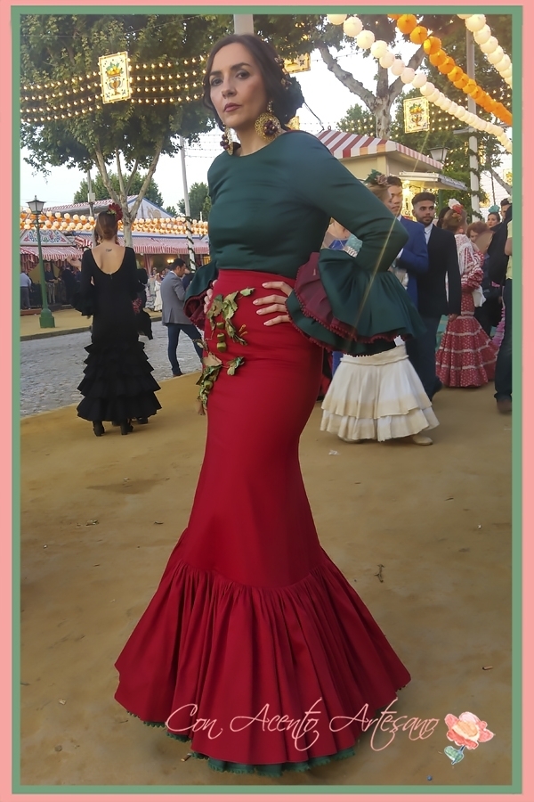 Traje flamenca rojo y verde de Agus Dorado - Acento Artesano | Trajes de  flamenca, Moda, Vestidos de Novia, Vestidos de Invitadas y Belleza