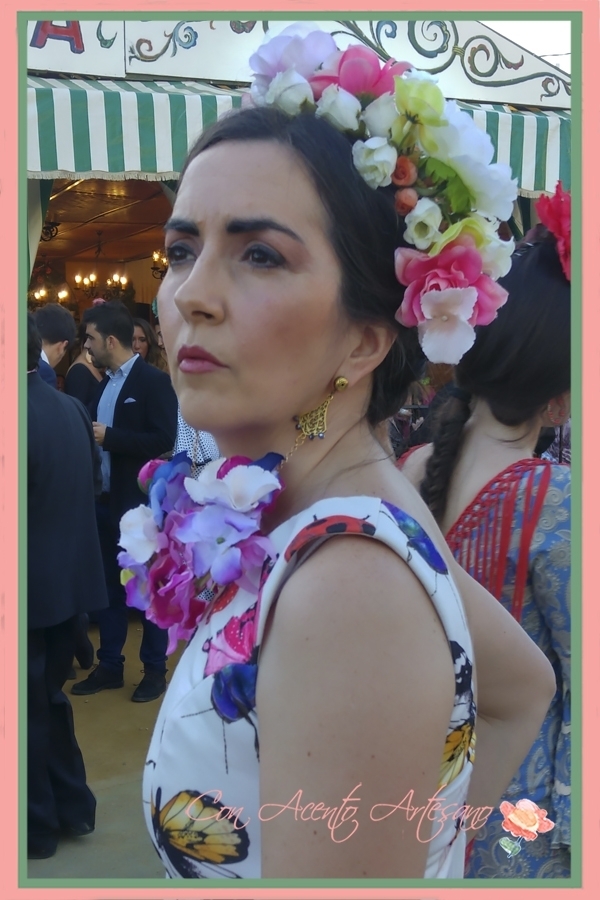 Flores, pendientes y peinecillos de Tiali Complementos para María Amador