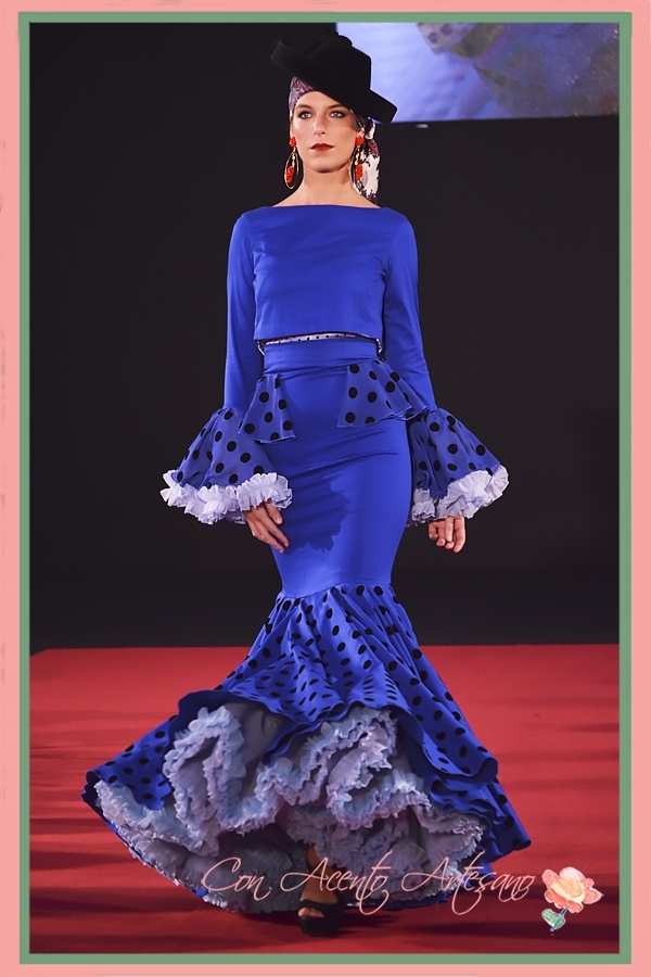 Traje flamenca azul índigo de luanres negros de Vanesa Castillo