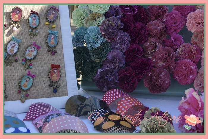 Flores, pendientes, peinas y broches de flamenca en Gran Soho Alameda