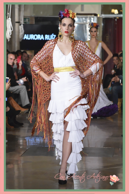 Traje de flamenca blanco de talle alto de Aurora Ruíz en Viva by WLF18