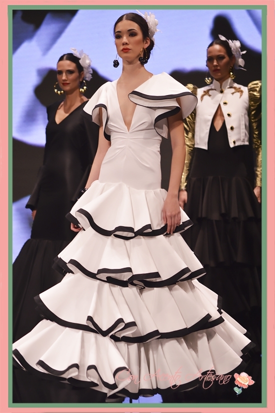 Traje de flamenca ochentero en color blanco de talle alto de María José Blay en SIMOF 