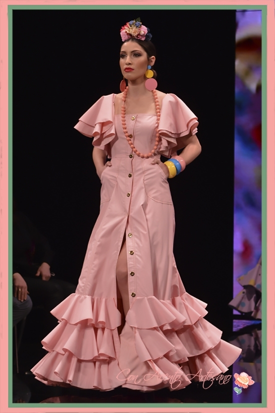 Traje de flamenca rosa abotonado de María José Blay en SIMOF 2018