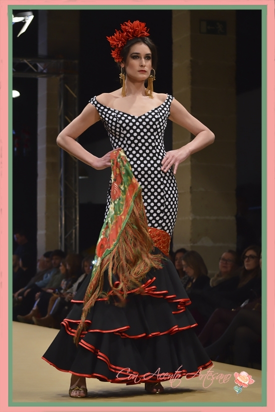 Traje de flamenca de lunares blancos sobre negro y rojo de Ángeles Verano en Pasarela Flamenca Jerez 2018