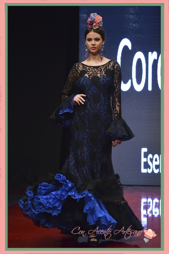 Traje de flamenca con sobrevestido de encaje negro de Cinta Coronel