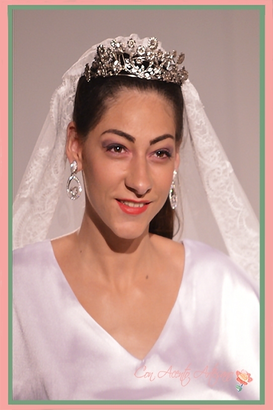 Tiara de novia labrada en plata de José Álvarez Joyeros y pendientes en forma de lágrima a juego 
