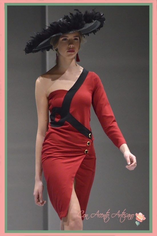 Vestido rojo de silueta lápiz de Ángeles Gálvez en Code41 Trending