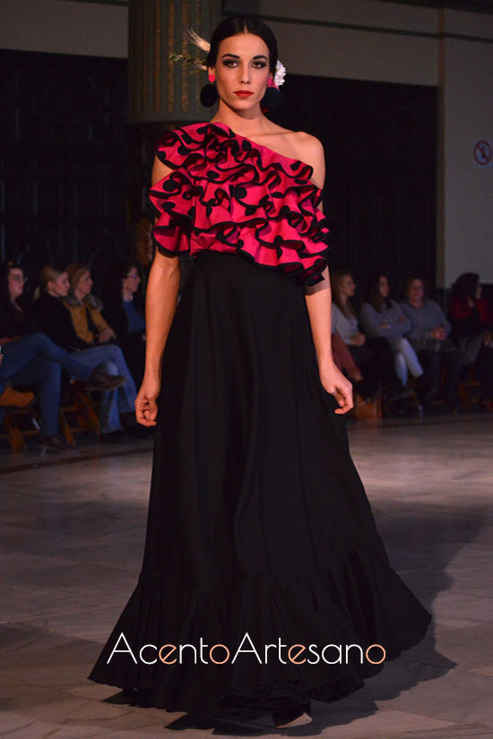 Traje de flamenca de dos piezas de talle de volantes y lunares y falda negra  de Alba Calerón