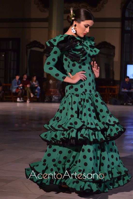 Traje de flamenca verde con lunares flocados de Alba Calerón