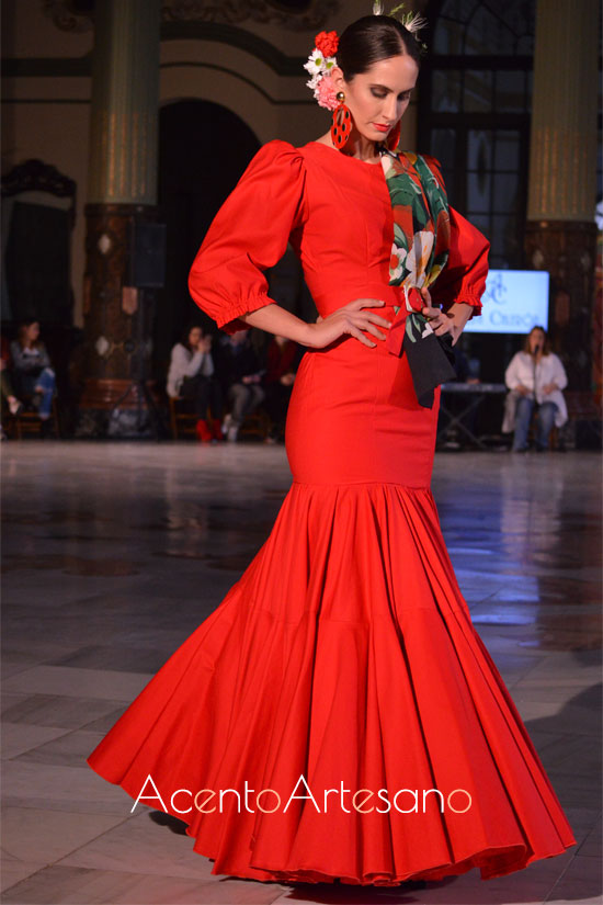 Traje de flamenca rojo de un sólo volante canastero de Alba Calerón