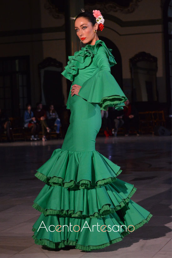 Traje de flamenca verde de volantes en el escote de Alba Calerón