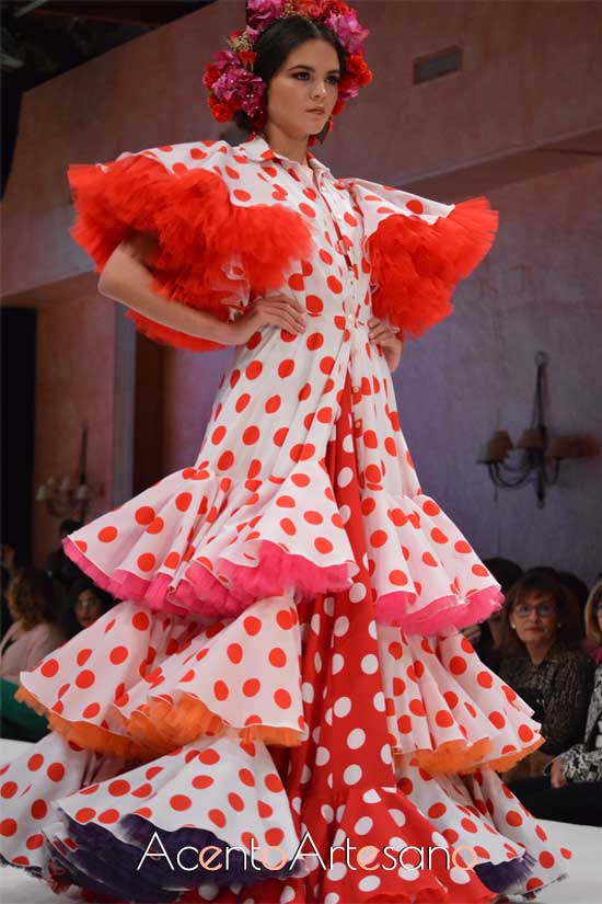 para el camino en Noveles Pasarela Doñana D'Flamenca 2019 - Acento Artesano | Trajes de flamenca, Moda, Vestidos de Novia, Vestidos de Invitadas y Belleza