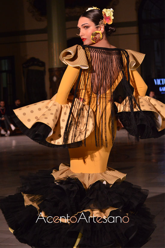 Traje de flamenca Romería Virgen de la Cabeza de la firma Victoria Garcia en amarillo