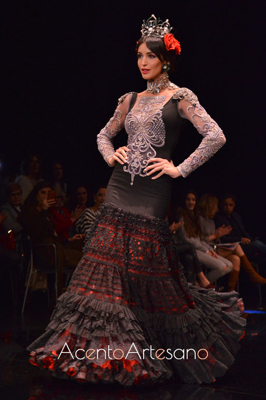 Traje de flamenca de cuello victorinao y vuelo de encaje de Atelier Rima