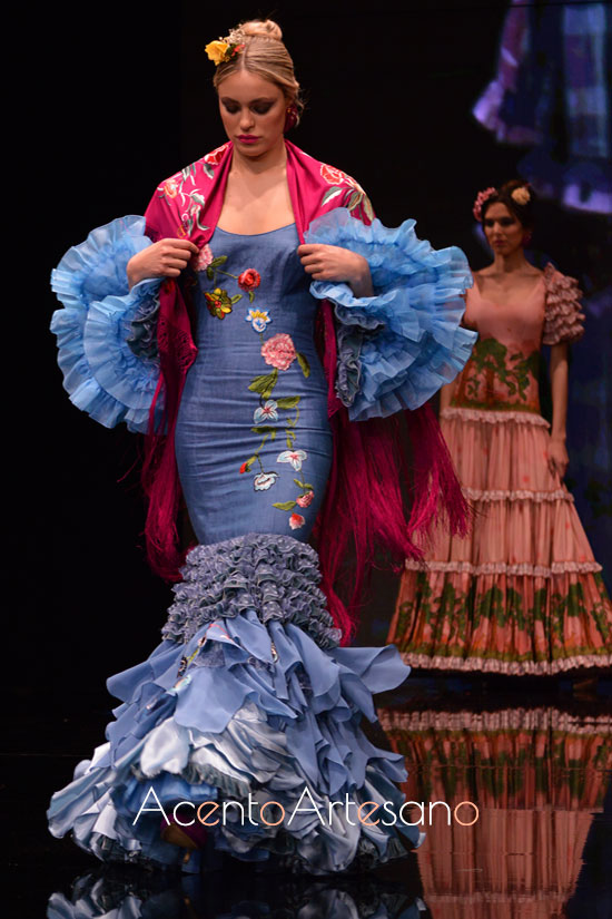 Traje de flamenca de seda en tono azulina de Atelier Rima