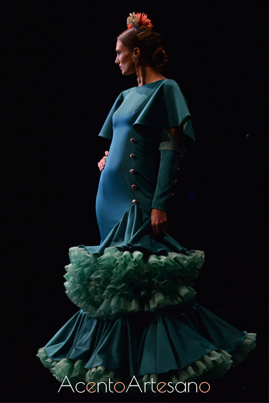 Traje de flamenca verde con cuerpo de botones y mangas ajustadas de Cristina Vázquez