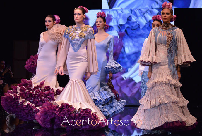 Trajes de flamenca azules y buganvillas de Cristina Vázquez en SIMOF 25 Aniversariio