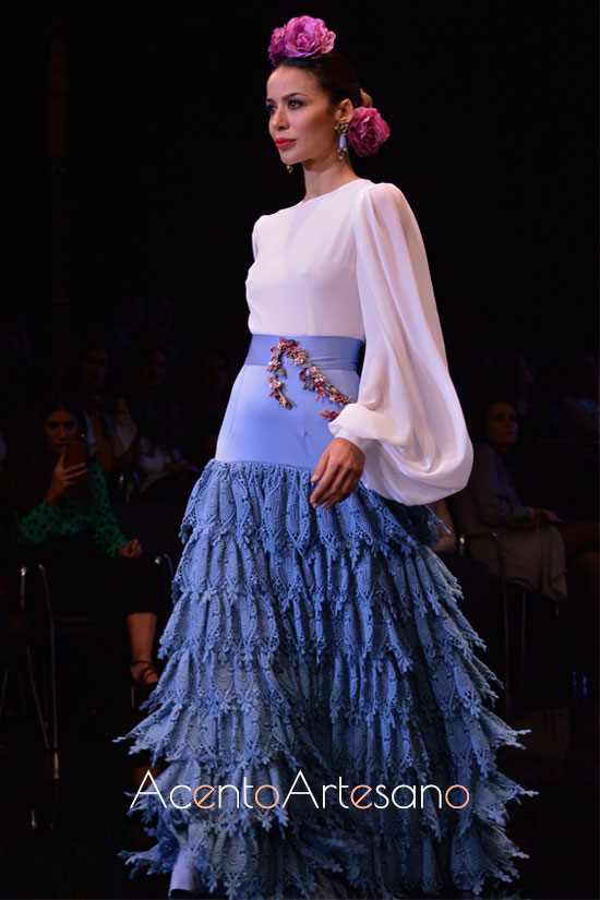 Traje de flamenca de dos piezas con falda azul y cuerpo de mangas corsario de Cristina Vázquez