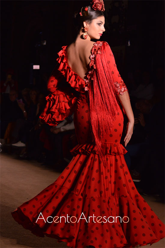 Traje de flamenca rojo con lunar flocado de volantes y flecos al escote de El Madroñal