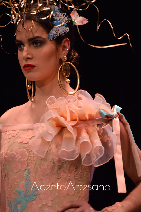 Detalle de volantes vertical de Francisco Tamaral en un de sus trajes de flamenca de talle de encajes