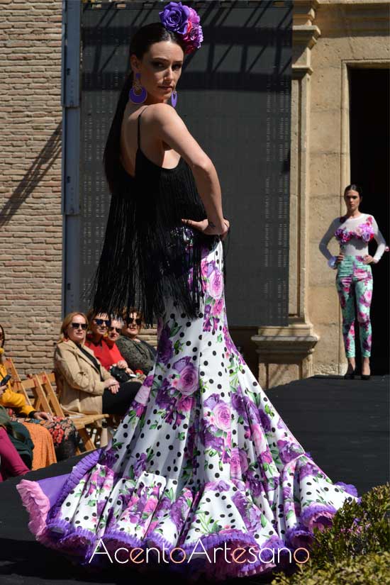 Traje de flamenca de dos piezas con falda abierta de flores y top flecado  de Rebeca Moda Flamenca