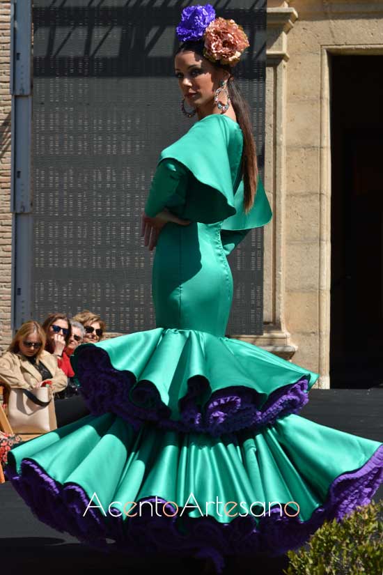 Traje de flamenca verde con enaguas moradas  de Rebeca Moda Flamenca