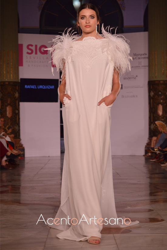 Vestido de novia con plumas al hombro de Rafael Urquizar en SIQ